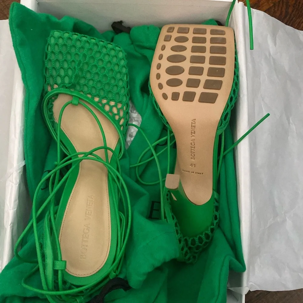 Bottega Veneta
Stretch Square-Toe Ankle-Strap Mesh Pumps - Picture 5 of 6